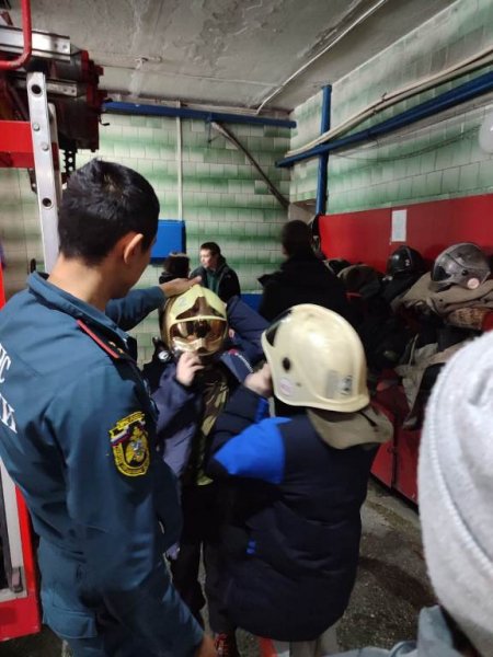 В Барнауле полицейские совместно с сотрудниками МЧС организовали экскурсию для подростков