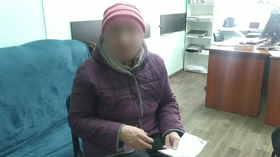 В Барнауле полицейские задержали курьера телефонных мошенников, который за два дня забрал сбережения у пяти пенсионеров